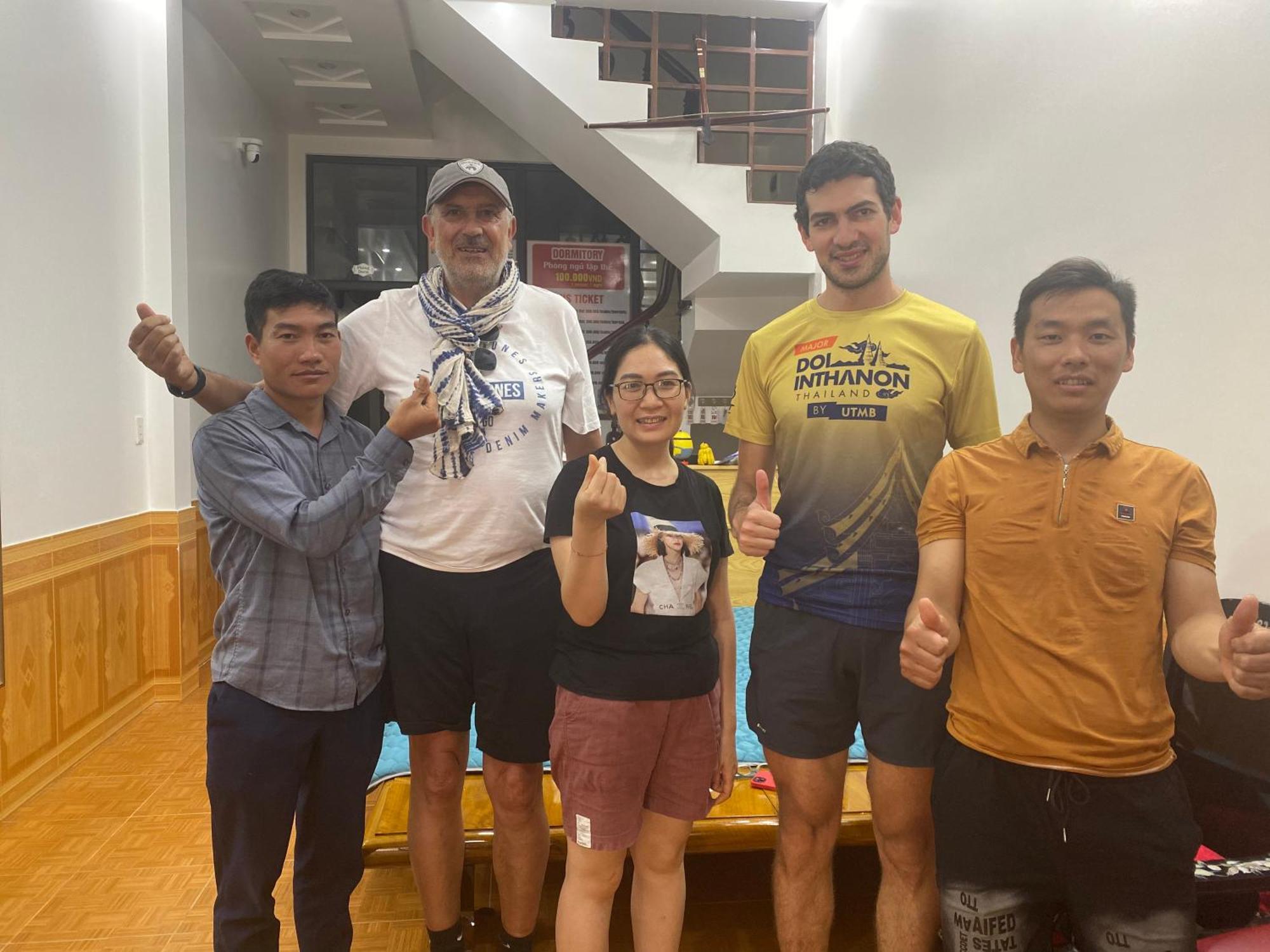 Hang Thuong Hostel - Motorbikes And Tour 河江 外观 照片